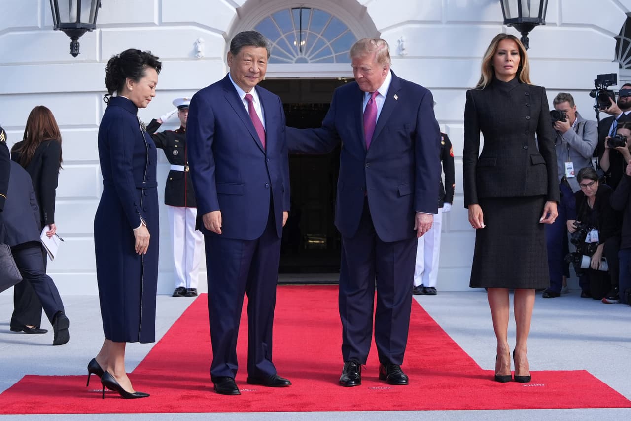 El presidente de Estados Unidos, Donald Trump, y la primera dama, Melania Trump, recibieron este jueves al presidente de China, Xi Jinping, y a su esposa, Peng Liyuan, en el pórtico sur de la Casa Blanca. El encuentro se produjo mientras se desarrolla en Nueva York el 81.º período de sesiones de la Asamblea General de las Naciones Unidas, que reúne a líderes y representantes de distintos países para abordar asuntos de interés internacional.
<br>