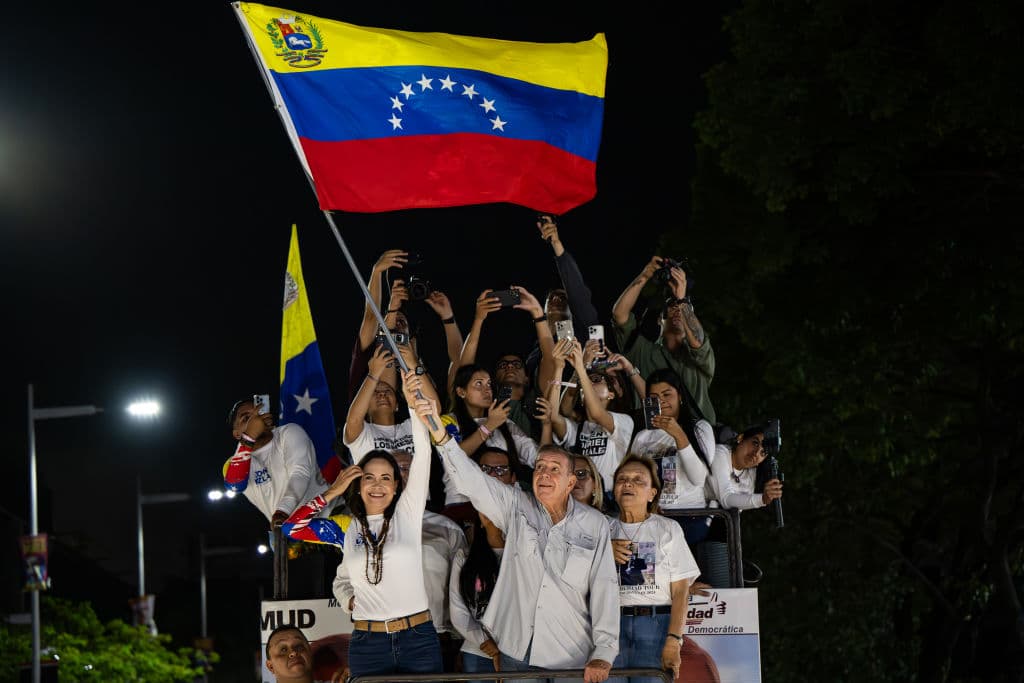 María Corina Machado y el candidato presidencial opositor Edmundo González ondean una bandera venezolana durante el acto de cierre de la campaña electoral el 25 de julio de 2024 en Caracas, Venezuela. Los venezolanos acudirán a las urnas para las elecciones presidenciales el 28 de julio.