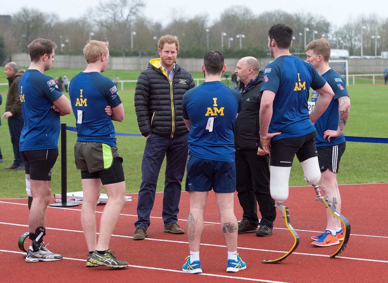 El príncipe Harry se reunió con el equipo paralímpico que representará a Inglaterra en los Invictus Games Orlando 2016.