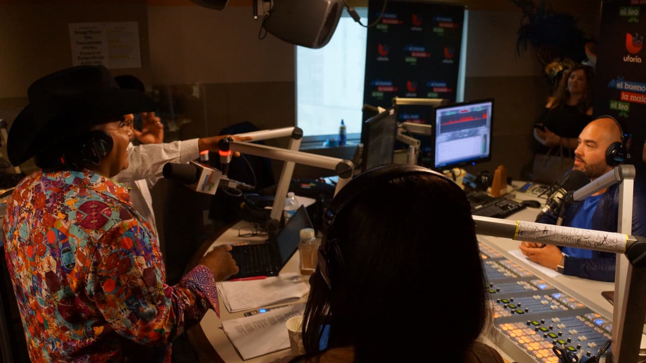 Chuy Lizarraga estreno su canción 'Casada o no' al lado de 'El Bueno, La Mala y El Feo'.