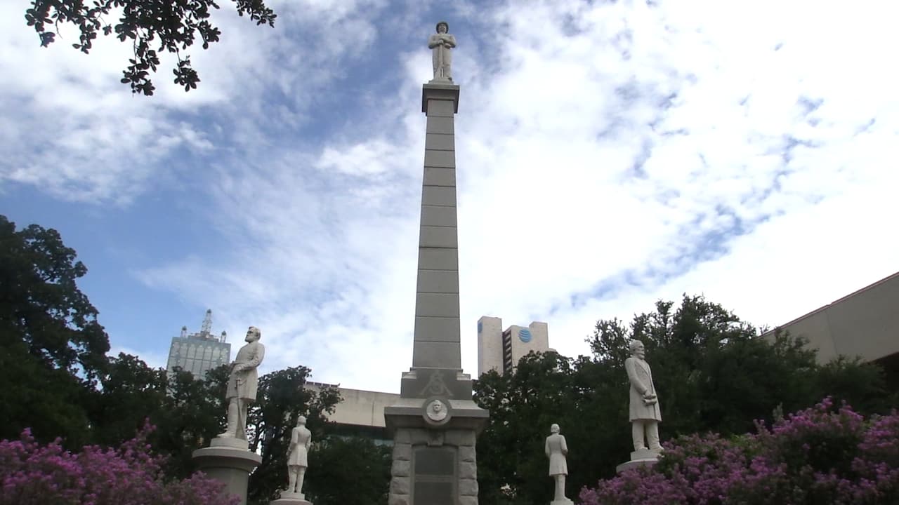 En agosto de ese mismo año, miles de personas se congregaron en Dallas, para denunciar el supremacismo blanco, al tiempo que exigían la eliminación de los monumentos confederados durante un mitin pacifico en el centro de la ciudad.