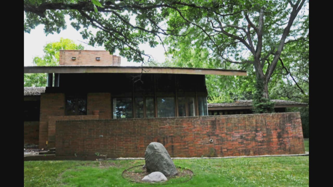 La antigua residencia del diseñador Louis Fredrick en Barrington Hills, Illinois fue incluída a esta lista como una casa restaurada por el icónico arquitecto Frank Lloyd Wright.