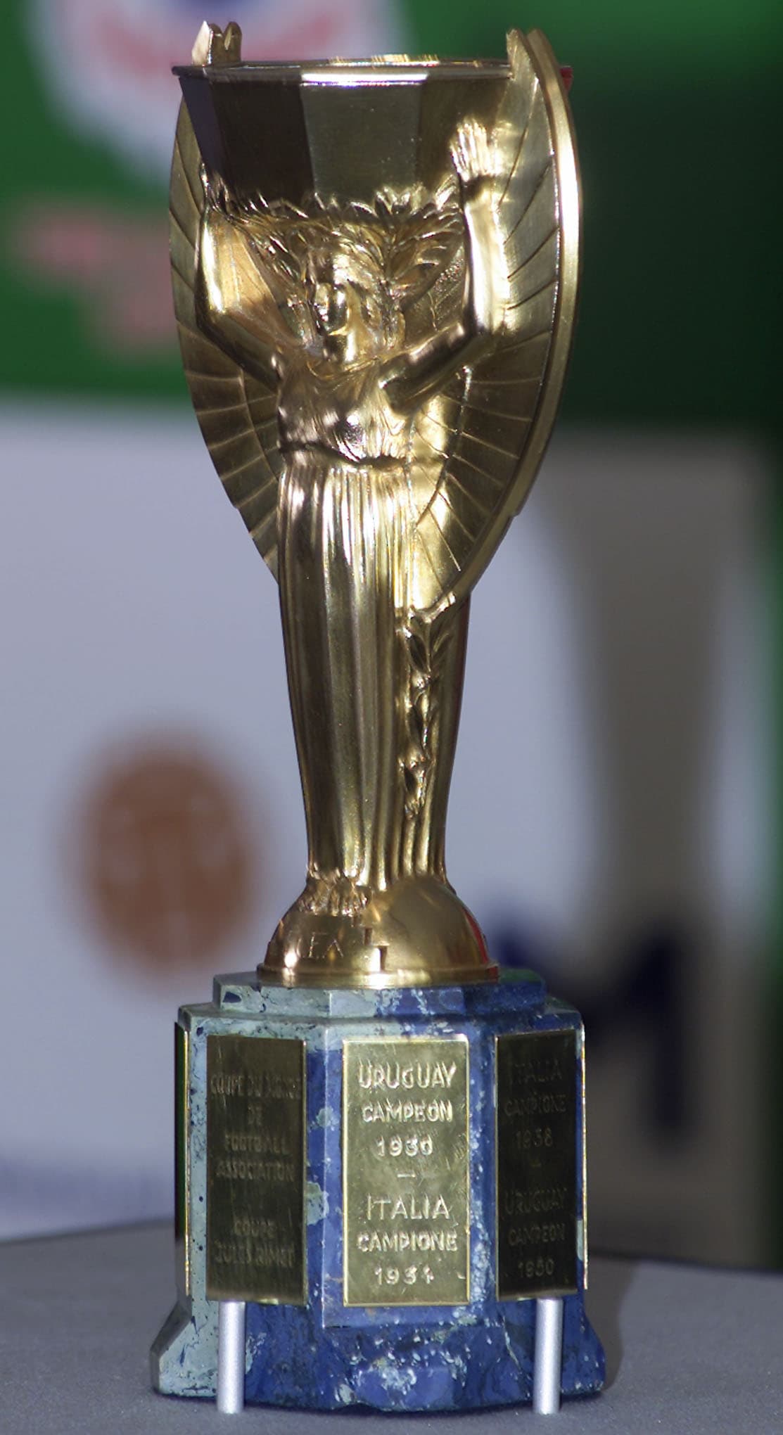 Una réplica exacta del trofeo Jules Rimet de la Copa Mundial de Fútbol se exhibe en Londres el lunes 30 de julio de 2001, en el 35.º aniversario de la última victoria de Inglaterra. La réplica se fabricó en 1966, tras el robo del trofeo original en Londres,