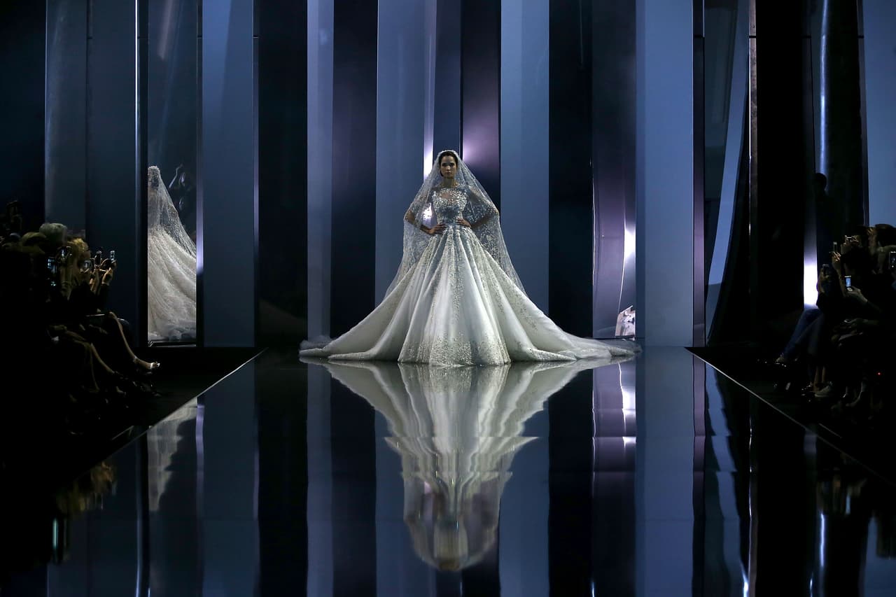 Los costos de los vestidos de Ralph & Russo han hecho que más de uno levante las cejas: el del compromiso de Meghan costó 75.000 dólares y, al parecer, el de su
<b><a href="http://www.businessinsider.com/meghan-markle-wedding-dress-designer-cost-price-2018-5">boda puede costar</a></b> 135.000 dólares (y no medio millón como se llegó a decir).