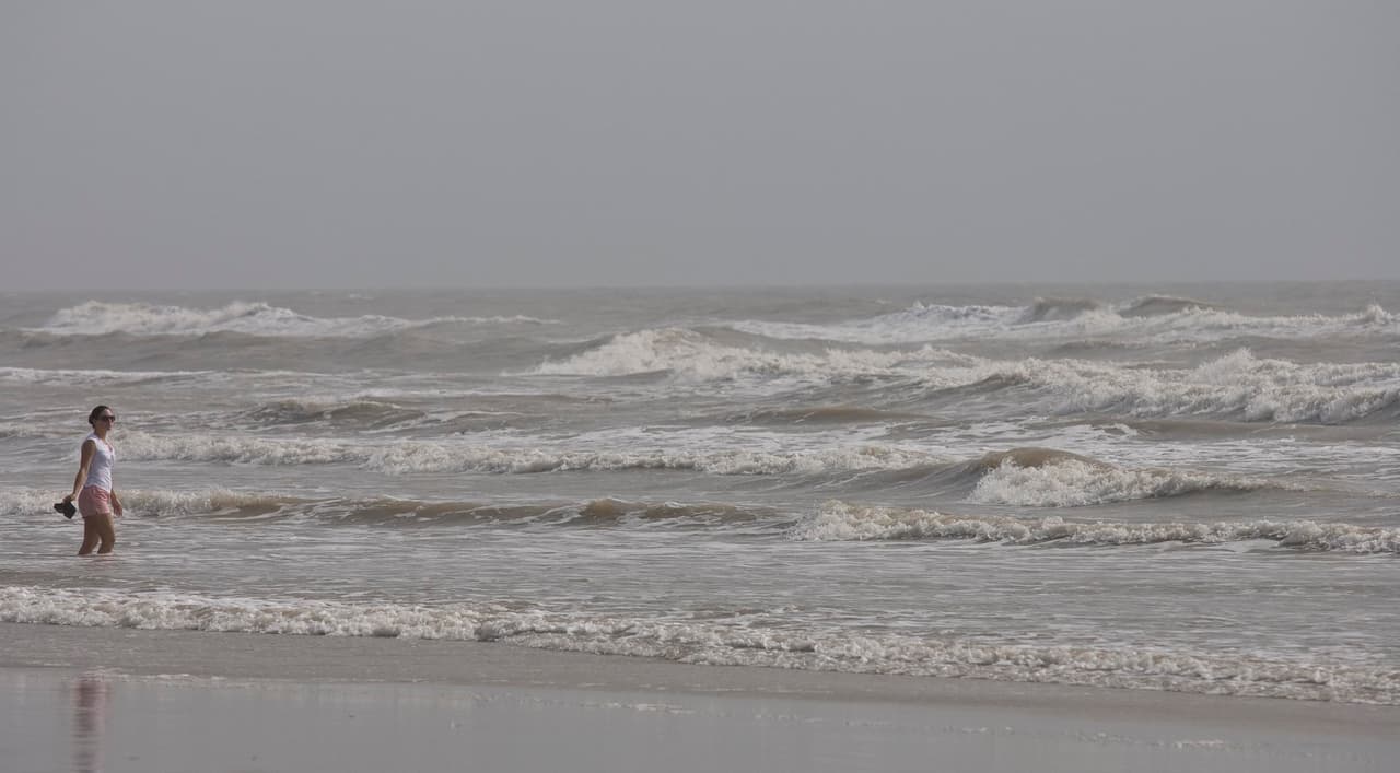 South Padre Island. La playa está abierta con algunas pautas específicas, como: los grupos no pueden ser más grandes que cinco personas, se recomiendan el uso de cubrebocas en la playa (no en el agua), mantener el distanciamiento social de 6 pies es obligatorio. Además, se recuerda a los visitantes que muchos negocios en la isla están operando a capacidad reducida.
<br>