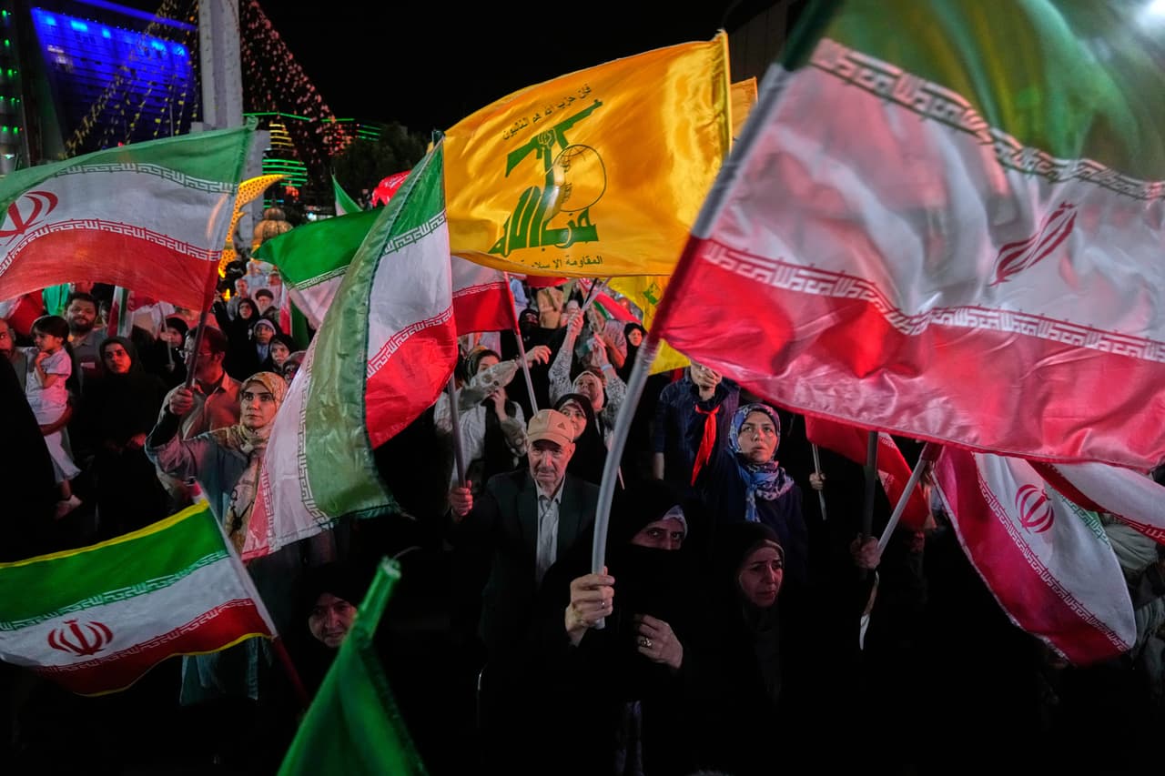 Manifestantes progobierno iraníes ondean las banderas de su país y las del grupo militante libanés Hezbolá en una concentración en Teherán, Irán, el domingo 7 de junio de 2026.