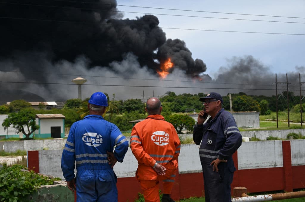 Díaz-Canel comentó que la extinción del incendio "puede tardar" y el director de Comercio y Suministro de la estatal Unión Cuba-Petróleo (Cupet), Asbel Leal, precisó que el país nunca había enfrentado un fuego de "la magnitud que tenemos hoy".