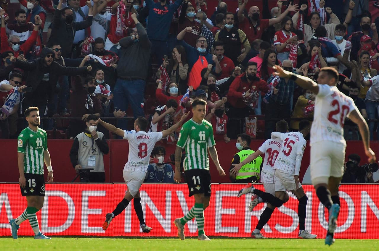 Sevilla se lleva el Derbi ante el Real Betis con marcador 2-1 durante la J26 en La Liga. Rakitić y El Haddadi fueron los goleadores a favor de nos nervionenses, mientras que Sergio Canales descontó a favor de los locales. 'Tecatito' Corona fue titular, mientras que Andrés Guardado estuvo en la banca.