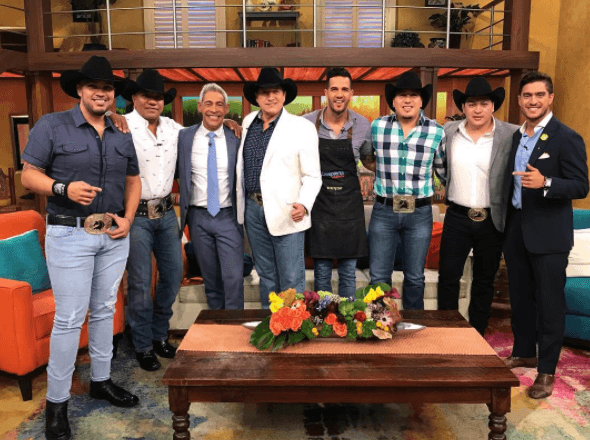 Casa llena, los integrantes del grupo Bronco llegaron a visitarnos.