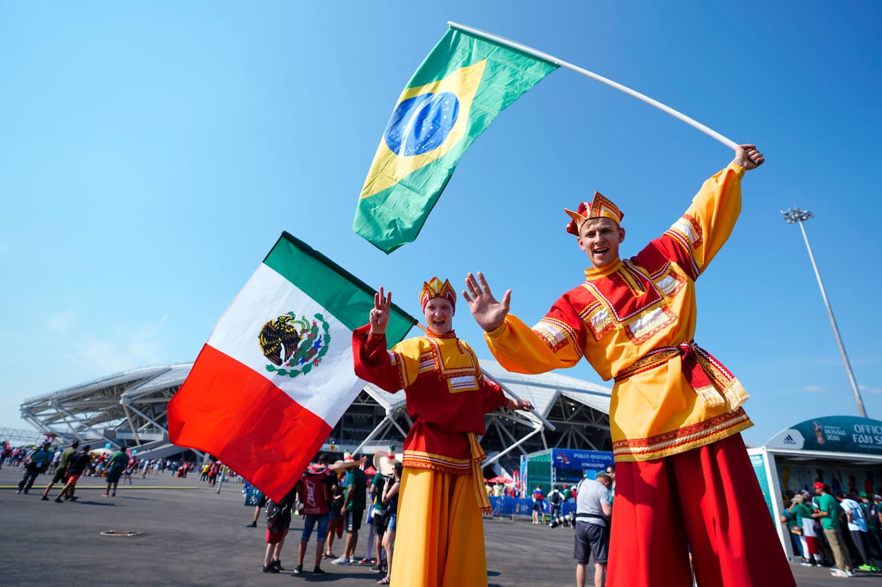 El colorido de los fanáticos de México y Brasil hace parte de una fiesta que se enciende en el Samara Arena en medio del partido de octavos de final entre ambos equipos en el Mundial Rusia 2018.