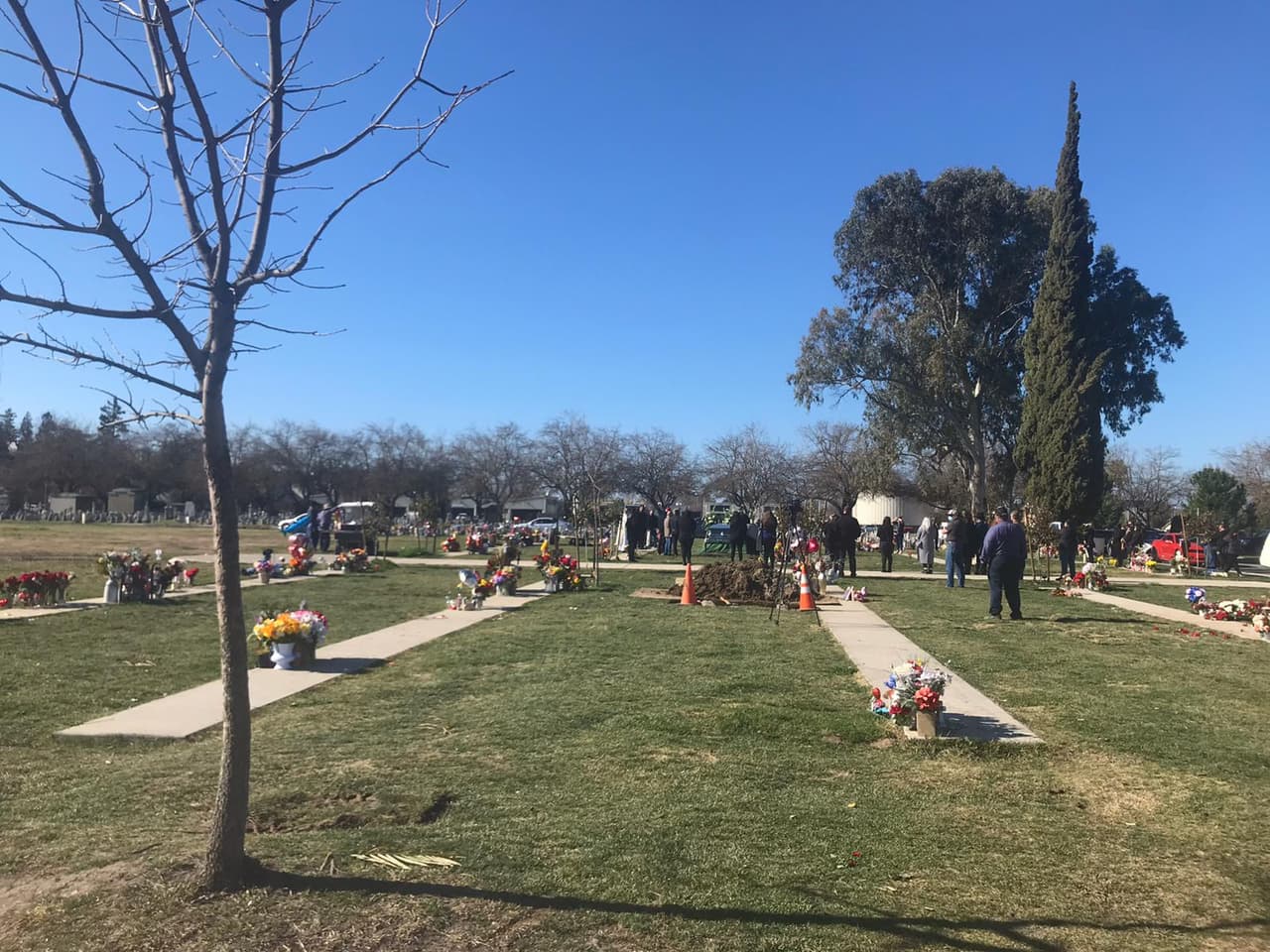 "Ahora es diferente. Normalmente las familias latinas se quedaban hasta que terminábamos la sepultura, ahora hay más restricciones".