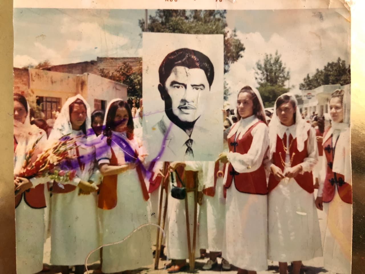 Martha Serna, quien fue bautizada en La Luz del Mundo cuando tenía 16 años, afirma que fue violada por Samuel Joaquín cuando ella vivía en la colonia Hermosa Provincia. Alega que el abuso continuó incluso estando casada con Meza.