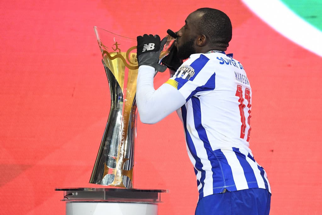 ¡Así festejó el Porto de Tecatito el triplete de Portugal! | Las espectaculares postales de la celebración de la vigesimosegunda Supercopa de los Dragones.