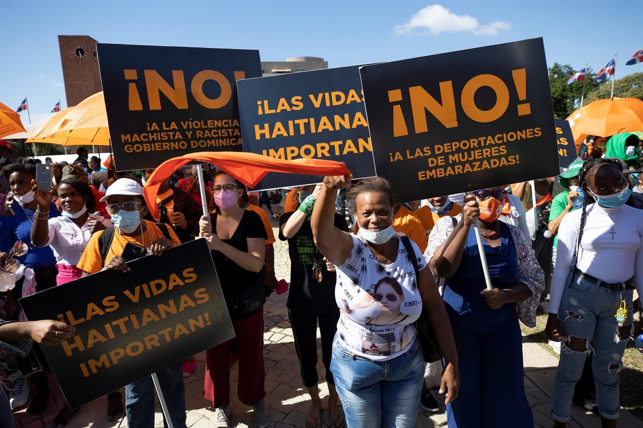 Decenas de mujeres participaron también en una movilización en
<b>República Dominicana</b>, donde las mujeres haitianas pidieron poner freno a sus deportaciones.
<br>