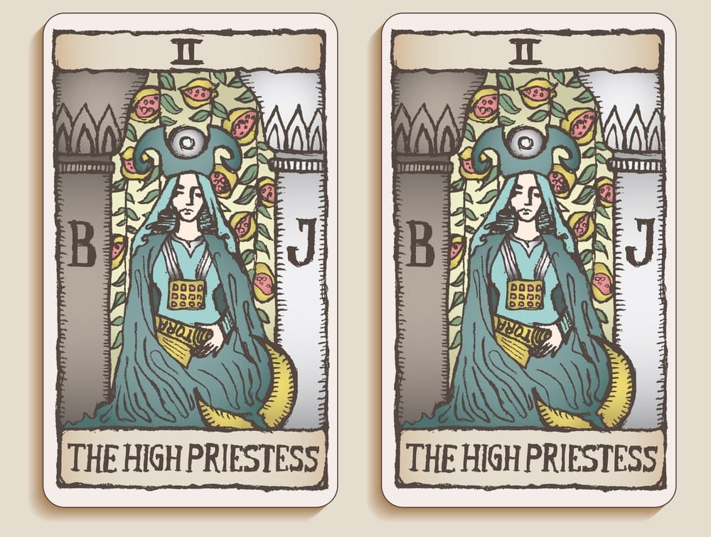 Al derecho, representa la intuición, el misterio, el subconsciente de la mente, la sabiduría, el conocimiento, la memoria, la inspiración y mucha riqueza de ideales. Invertida, representa intenciones ocultas, planes secretos, falta de incentivos, pasividad o retraso en las cosas por falta de iniciativa.