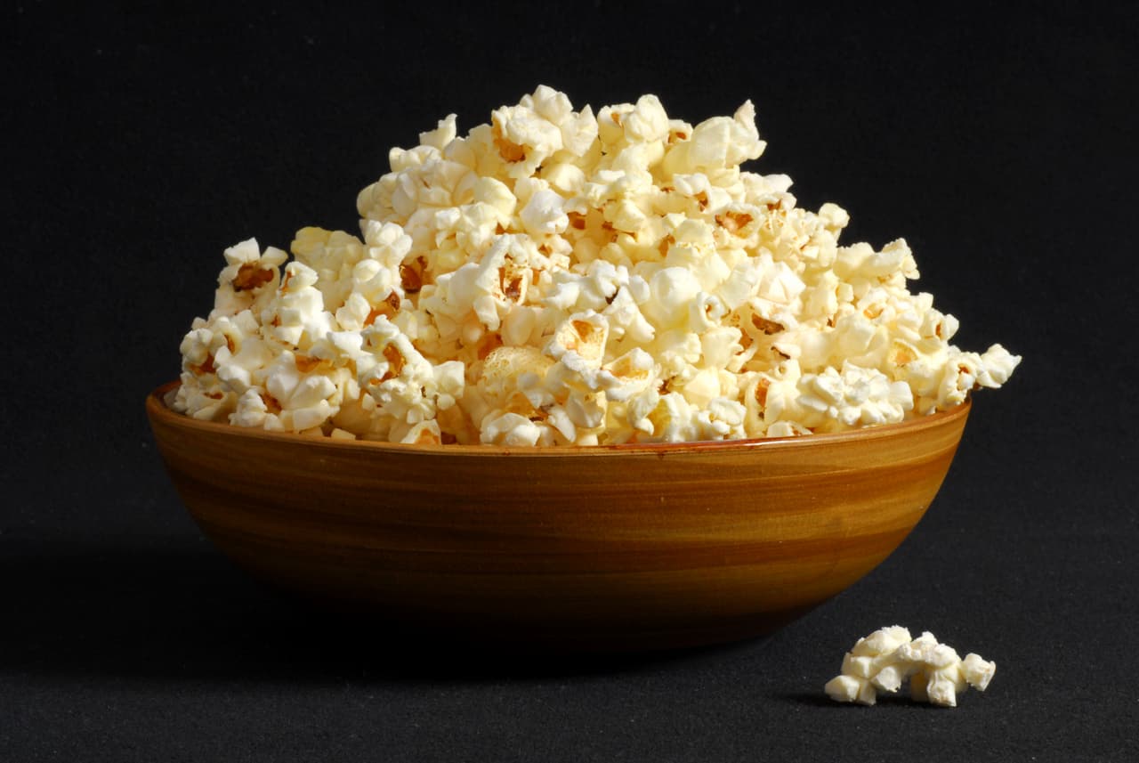 Palomitas. Aunque no lo creas, algunos nutriólogos sugieren incluir una taza de palomitas naturales en las dietas que recetan a sus pacientes. No temas comer algunas e incluso ofrecerles a tus invitados las de mantequilla, jalapeño u otros sabores que puedes encontrar en las tiendas de autoservicio.