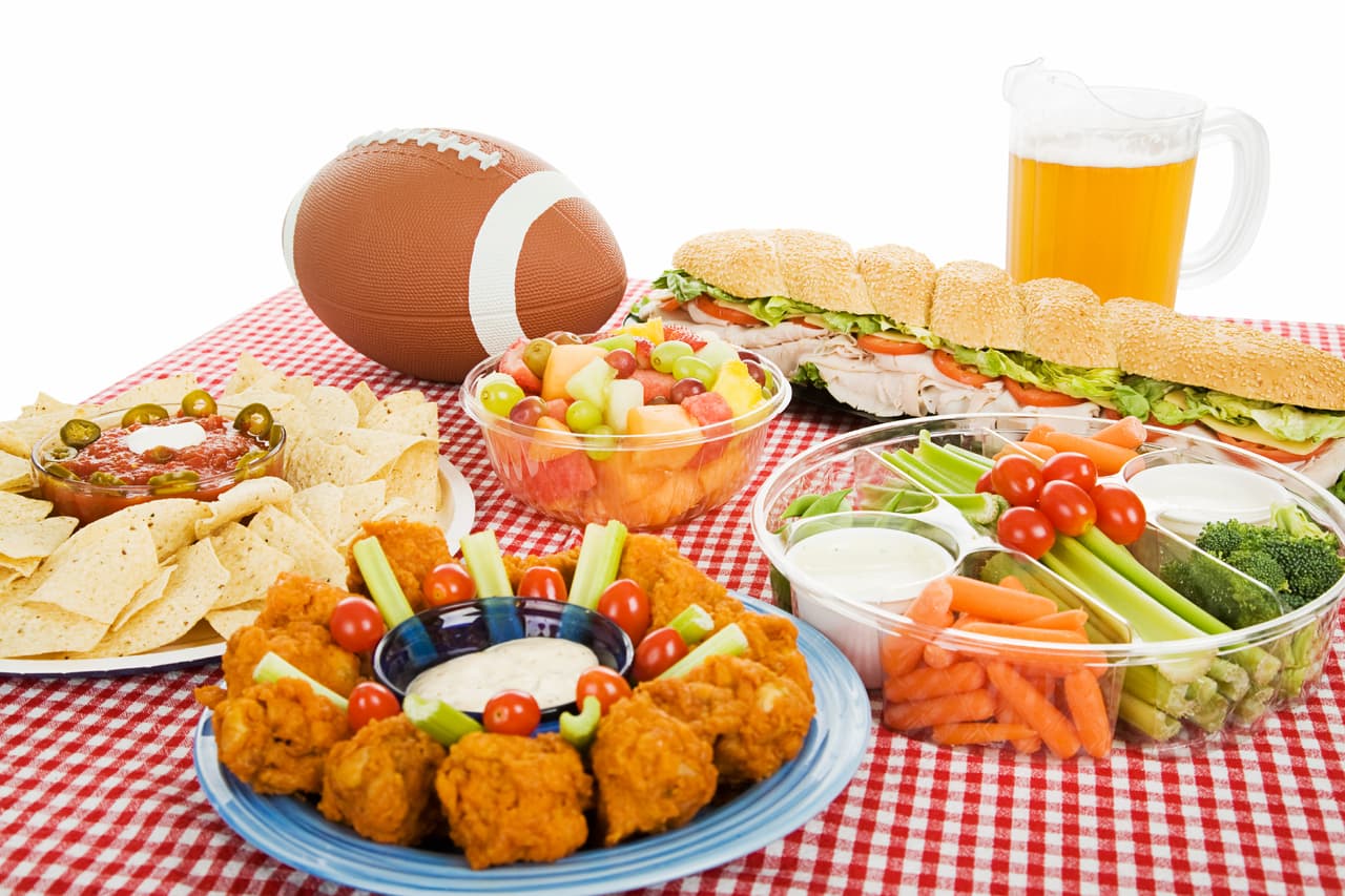 A la hora de ver esos partidos de fútbol, americano, o tenis que tanto amamos, solemos invitar a amigos y familiares para hacer más divertidos esos encuentros, pero los snacks son algo que no pueden faltar para acompañarnos y entretener al estomago durante ese tiempo. Aquí tienes distintas opciones riquísimas que puedes preparar o comprar para estas ocasiones.