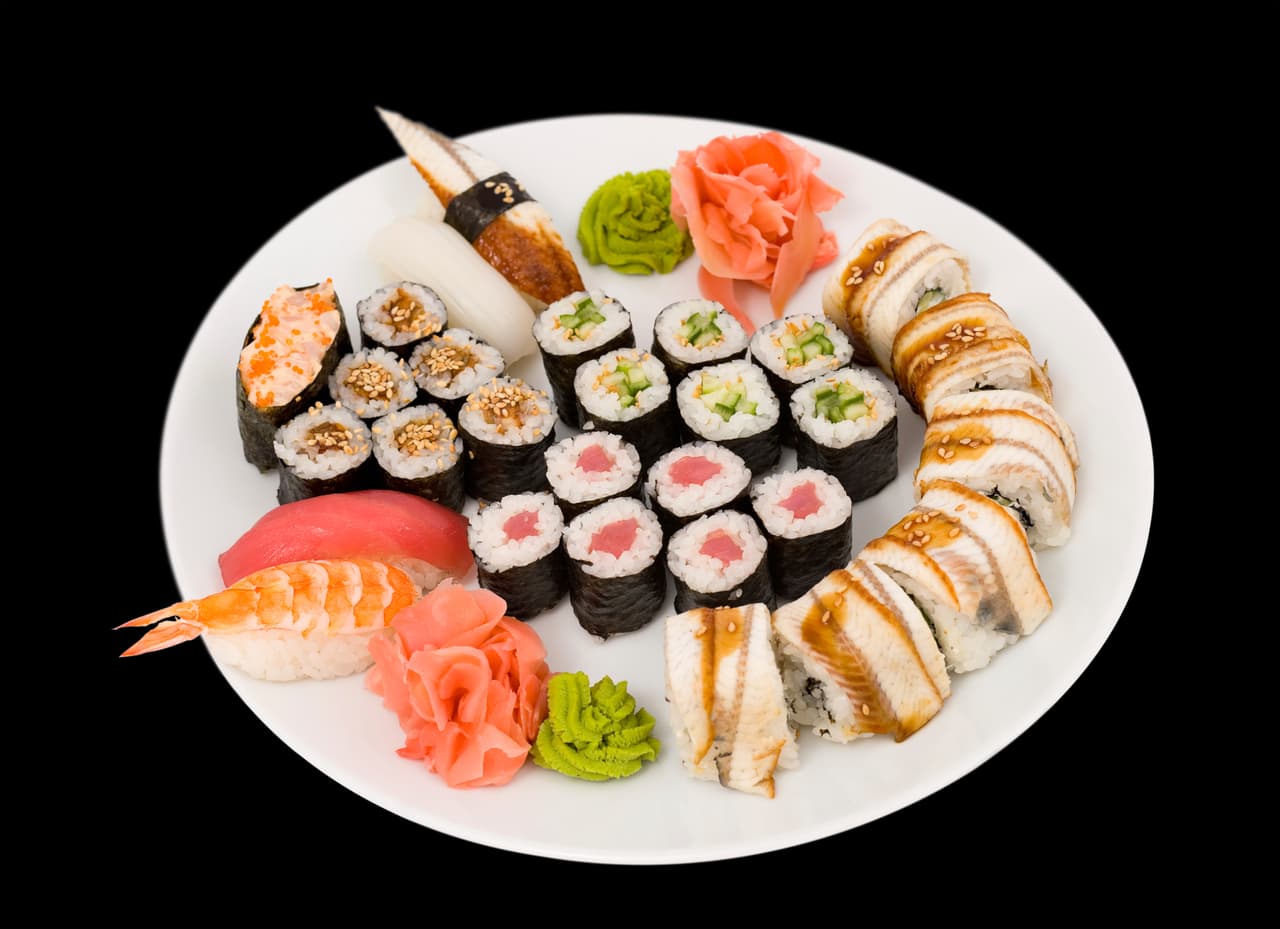 ¿Quién no ama el sushi? Esta opción es increíble porque es riquísima y nutritiva. Puedes divertirte haciéndolo con tu familia o con tus amigos antes del partido.