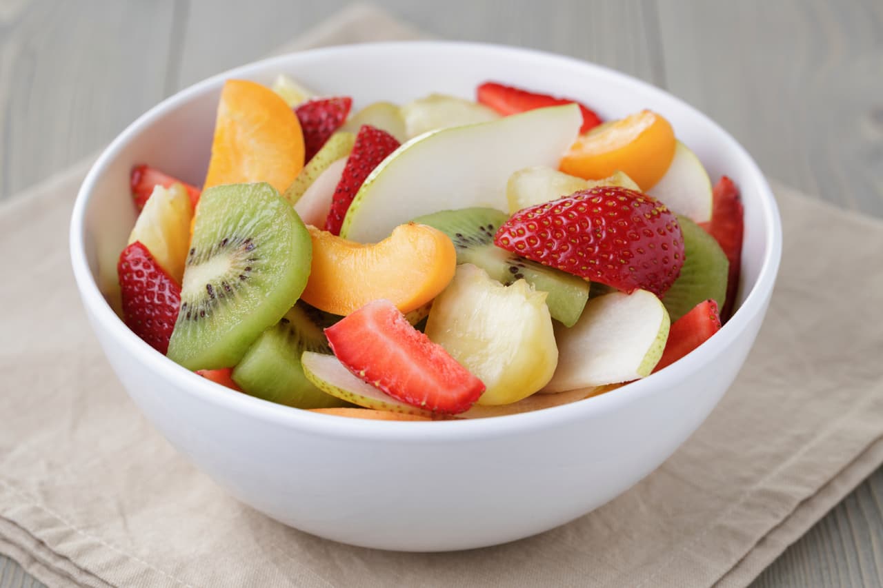 Fruta picada. Para seguir siendo saludable no hay nada mejor que la fruta. Pica todas las que sean tus favoritas, agrégales limón y chile, y siéntate a ver el partido sin sentir ninguna culpa.