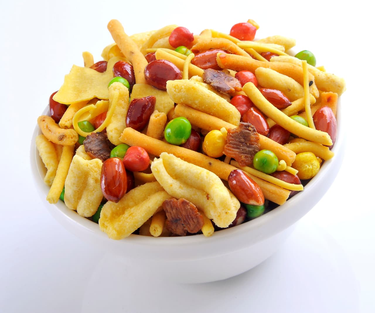 En el supermercado puedes encontrar bolsas de snacks surtidos que traen cacahuates, pretzels, chícharos deshidratados y más. Si te gusta la variedad o tus invitados son de gustos separados, dales gusto y elige una bolsa de estos.