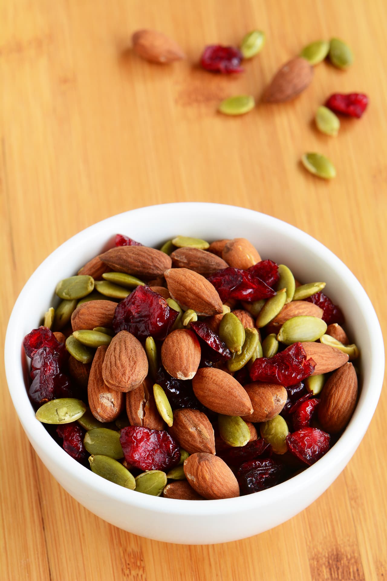 ¿Estas a dieta? No importa, no tienes porque sufrir. Compra nueces, almendras, pepitas, arándanos deshidratados y todas las semillas que se te ocurran; solo contienen grasas buenas y te proveerán de la fibra que necesitas para estimular tu buena digestión además de que todas juntas son riquísimas y seguirás manteniendo la linea.