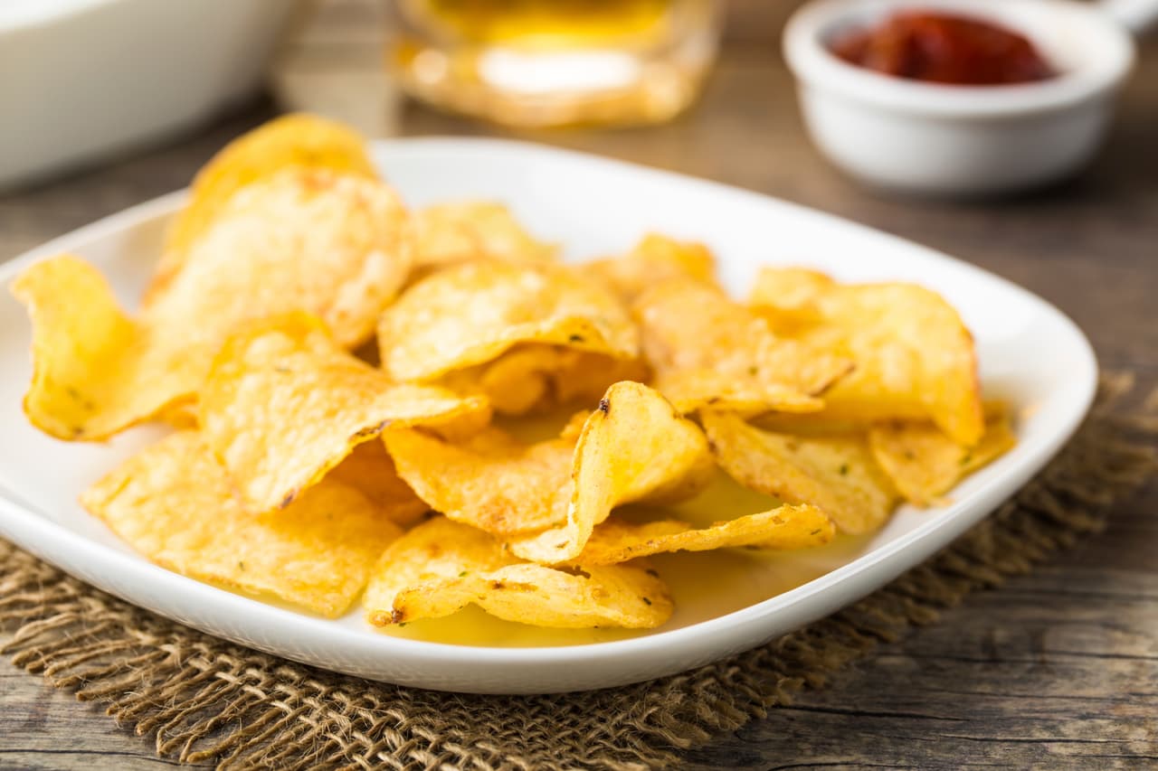 Papitas fritas. Casi siempre están presentes en cualquier evento informal con los amigos y son las primeras que se acaban. Aunque las puedes hacer por ti mismo, lo más fácil es encontrarlas empaquetadas en el supermercado, solo procura elegir las que estén hechas naturalmente y con menos conservadores.