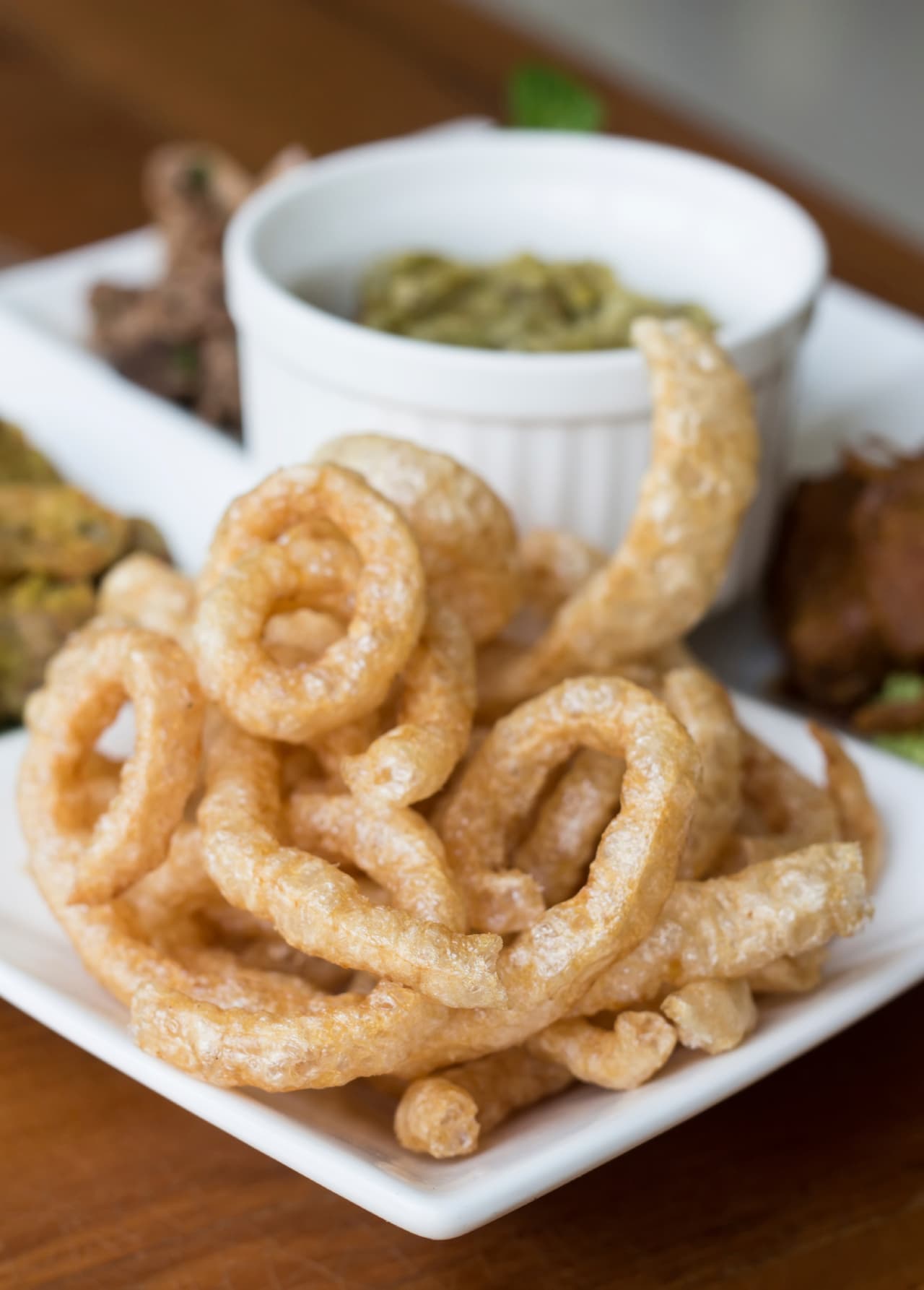 Chicharrones. Son naturales porque son de cerdo y los puedes acompañar con salsa picante. Cuida las cantidades ya que contienen un poco de grasas. Prueba todas estas opciones y haz que tu tarde de deportes sea deliciosa en compañía de tus amigos y familiares.