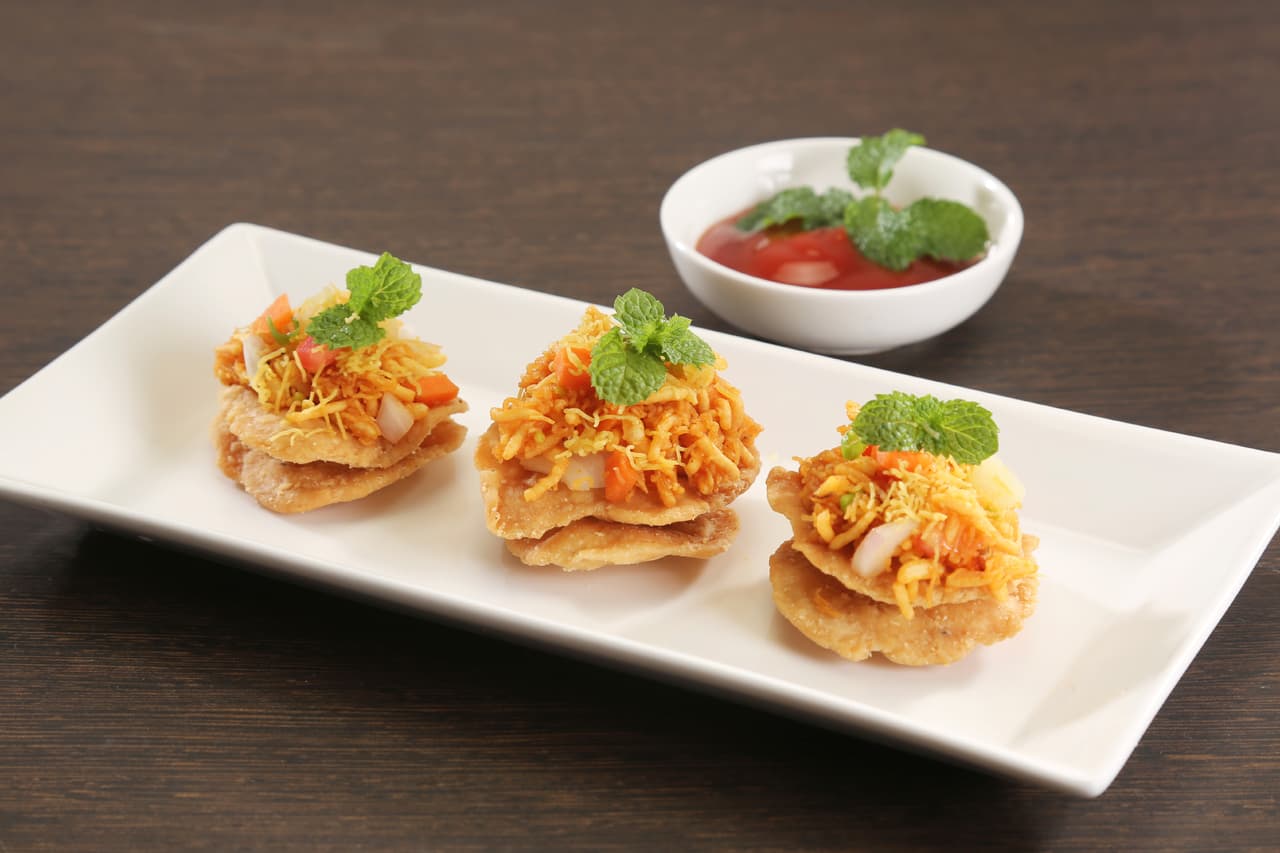 Galletas con atún o ensalada de pollo. Si quieres ofrecerles a tus invitados una opción diferente de snacks, puedes preparar una ensalada de pollo súper sencilla o comprar una de atún en lata y colocarla en las galletas. Monta en el plato y acompaña con salsa o catsup.