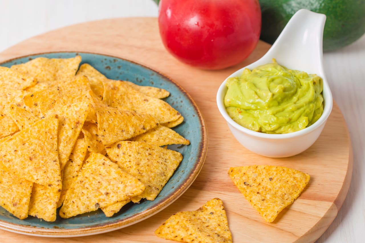 Nachos. Estos triangulitos de tortilla de maíz fritos son deliciosos y muy nutritivos. acompáñalos con chile jalapeño o con un rico guacamole.