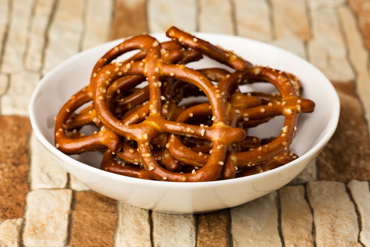 Pretzels. Son deliciosos y los consigues en cualquier lado, incluso si te gusta combinar sabores puedes bañarlos en chocolate y comer todos los que quieras. Definitivamente estos tampoco pueden faltar en tu tarde de encuentros deportivos.