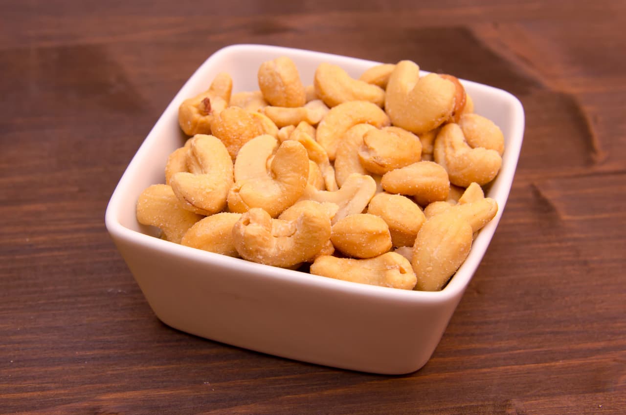 Nuez de la india. Además de deliciosa, esta semilla tiene propiedades que favorecen la buena memoria. Agrégalas a tu plato de snacks y disfruta del partido sin que se te olvide como va el marcador.