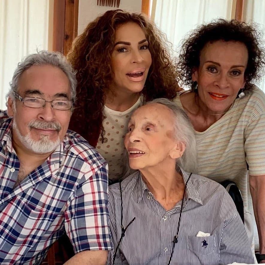 El pasado lunes 1 de marzo, la cantante informó que su hermana,
<b><a href="https://www.univision.com/famosos/muere-peggy-echanove-hija-actriz-josefina-echanove">la periodista Peggy Echánove, murió</a></b> a un día de que se cumplieran 2 meses del fallecimiento de su madre, la actriz Josefina Echánove.