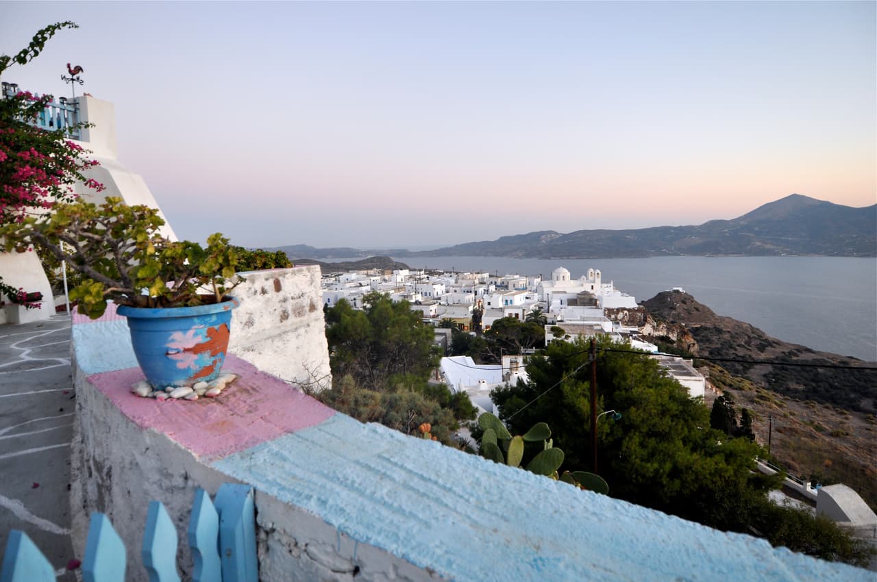 <b>Milos</b>, conocida como un secreto entre las islas griegas, cuenta con 75 playas, algunas con baños minerales, otras con formaciones rocosas de piedra pómez, todas con una belleza mediterránea fascinante. En esta isla fue donde se descubrió la estatua de la
<b>Venus de Milo </b>en 1820 por por un campesino llamado Yórgos Dendrotás.