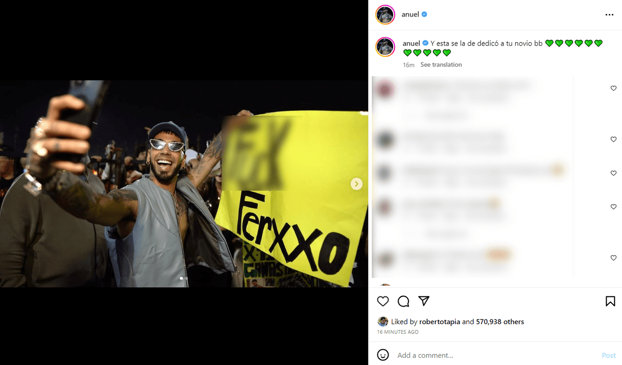 Anuel AA insulta a Feid con un cartel de los fans.