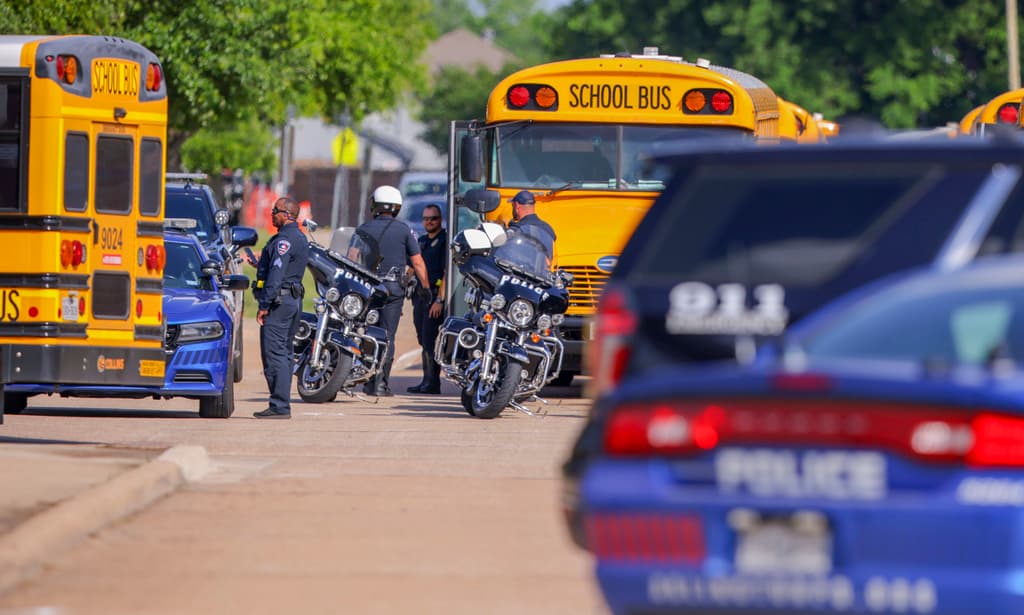 Alumnos en escuelas de Texas sufrieron gas pimienta, golpes y descargas eléctricas de la policía escolar, según reporte de NY Times