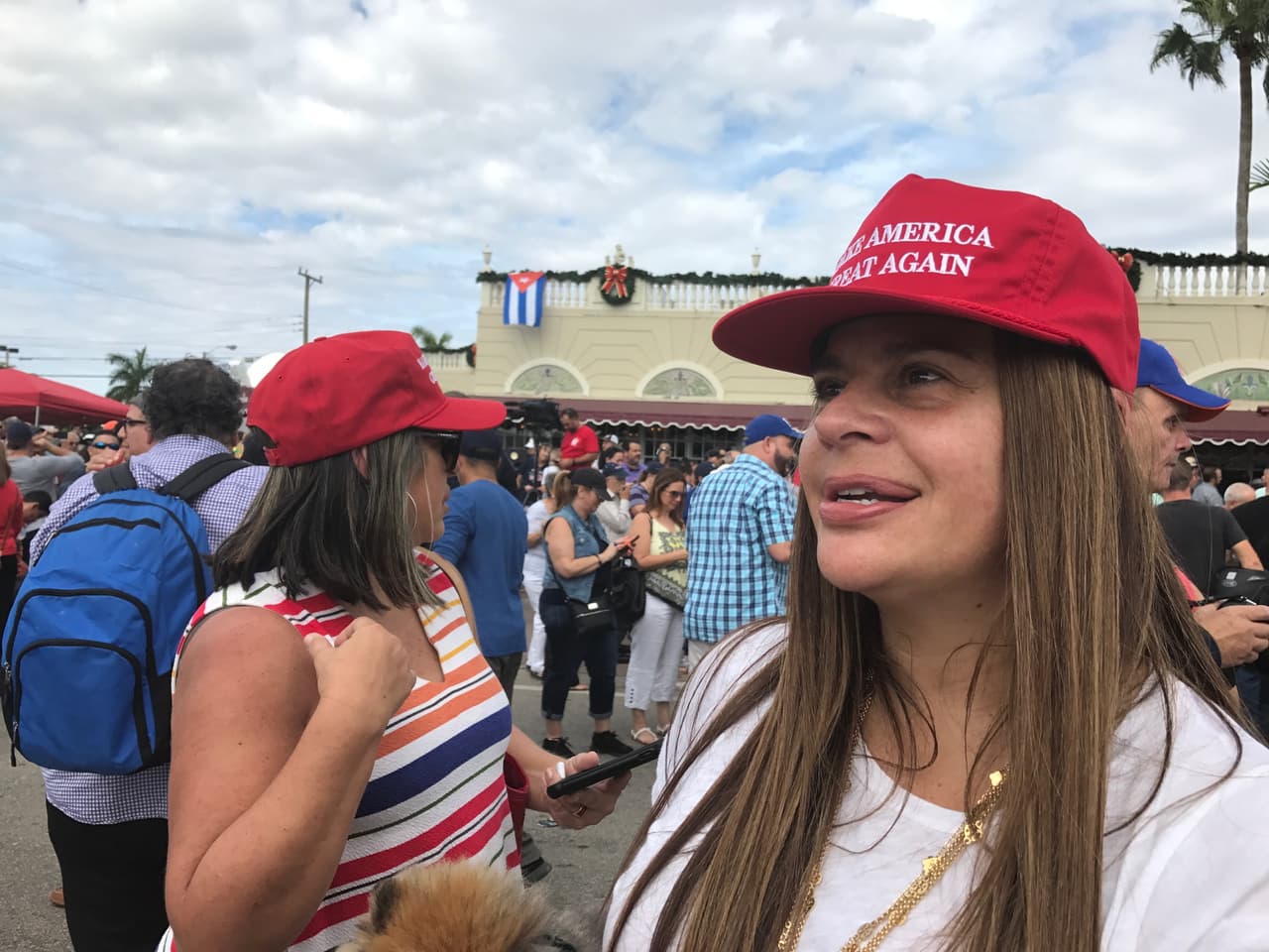 Simpatizantes de Donald Trump celebran en el Versailles.
