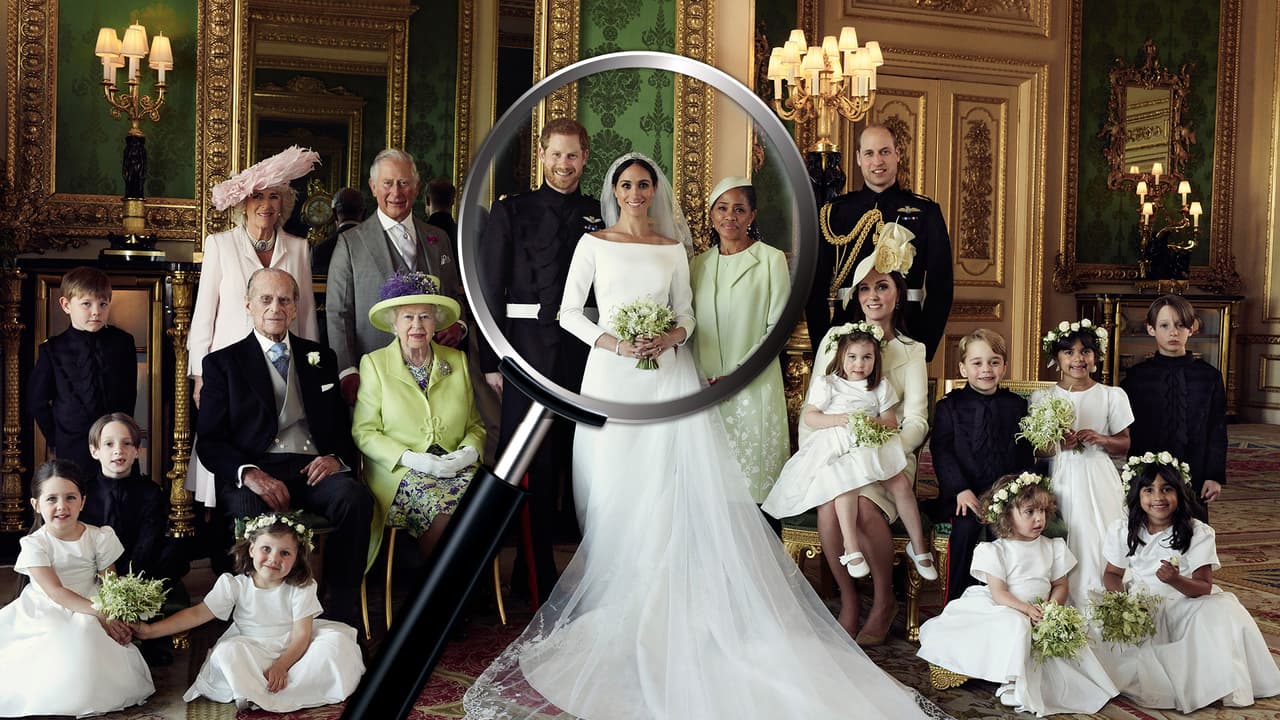 En el retrato principal aparecen los novios, con los parientes de Harry, incluida su abuela la reina de Inglaterra, Isabel II, su padre, el príncipe Carlos, y su hermano, el príncipe William, junto con sus respectivas parejas. La única representante de la familia de Meghan fue su madre Dorian Ragland, a quien la misma duquesa describió como un
<b>"<a href="https://www.glamour.com/story/meghan-markle-10-women-who-changed-my-life">espíritu libre</a>"</b> con "‘dreadlocks’ (rastas) y un anillo en la nariz". Pero algo faltó en esa imagen.