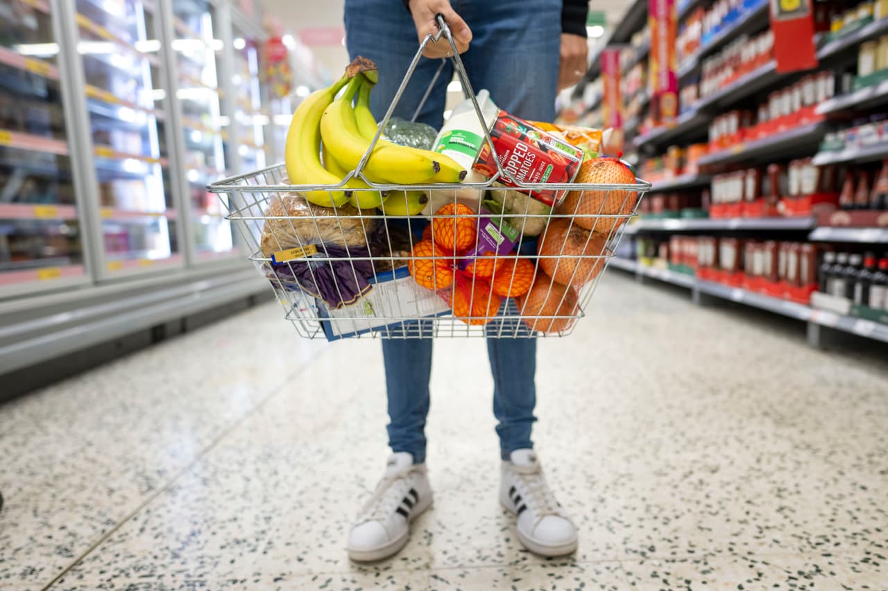 <b>¿Qué productos puedo obtener con estos beneficios? </b>Las familias que reciben los beneficios pueden comprar alimentos de la canasta básica, semillas y plantas para cultivar alimentos. No se puede usar SNAP para comprar bebidas alcohólicas o productos de tabaco.