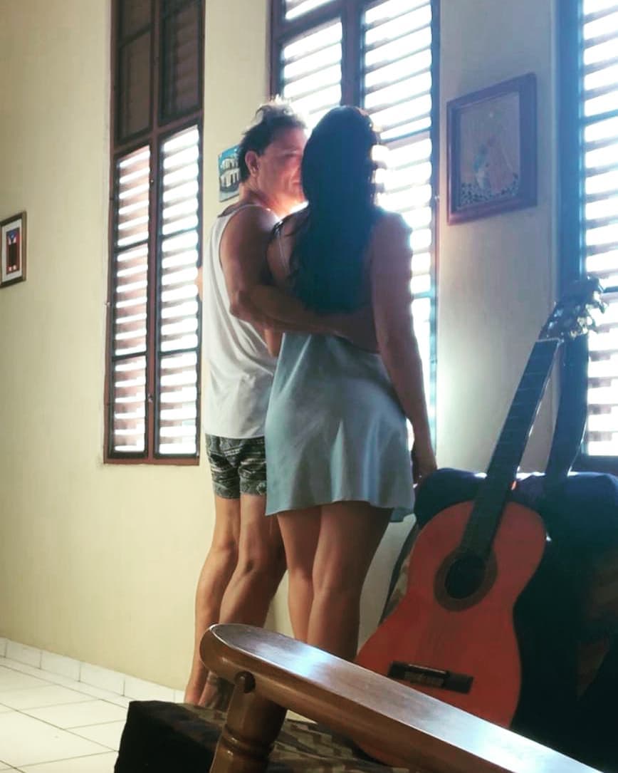 "Nada de lo mencionado en los medios de comunicación es cierto. No hubo tal denuncia (no había nada que denunciar),
<b>en casi tres años de relación nunca ha habido maltrato emocional, ni psicológico; mucho menos físico</b>. Hemos estado conviviendo como pareja a tiempo completo por poco más de un año y siempre hemos disfrutado de nuestra compañía con amor y respeto".
<br>