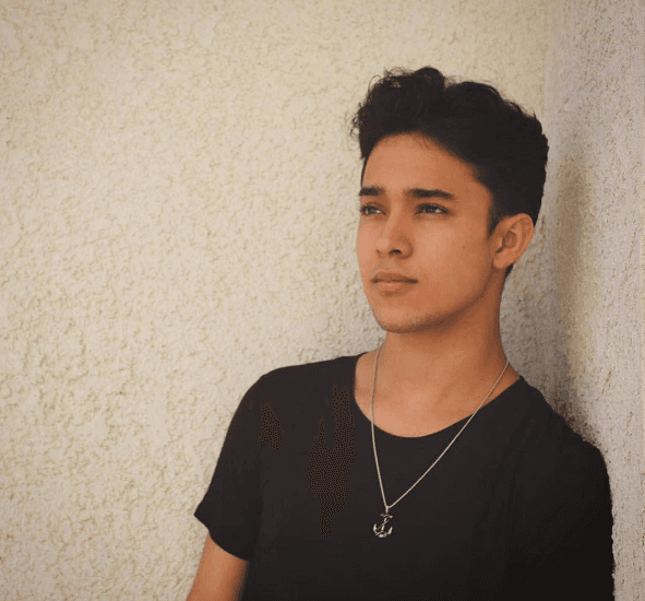 Tienes tres perros, Shadow, Bambi y Canela.