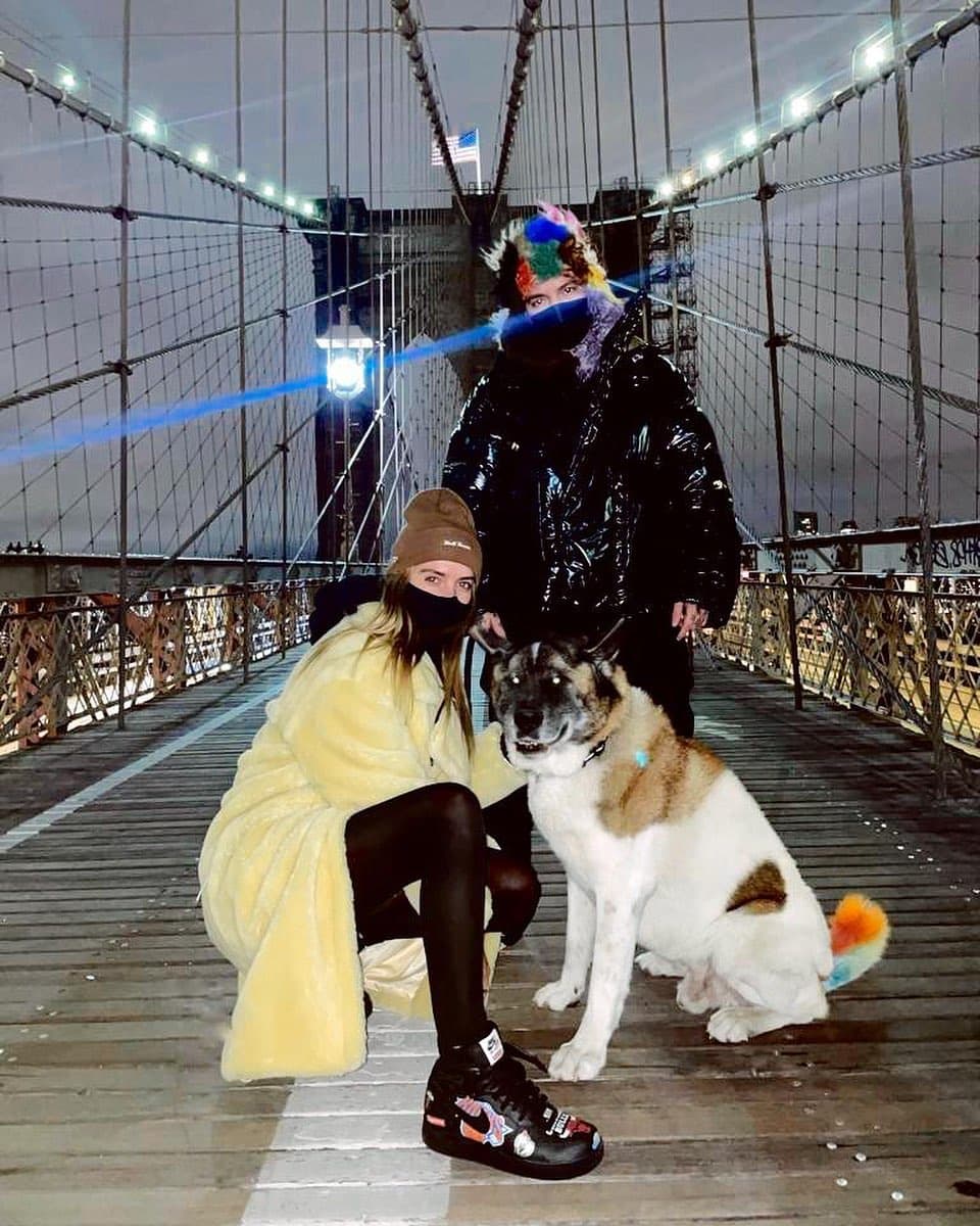 J Balvin contrató a la modelo argentina, Valentina Ferrer, como la actriz de su video musical 'Sigo Extrañándote' en el año 2017. Desde entonces han llevado una bonita relación de pareja, y seg´¨ún recientes rumores, podría venir un bebé en camino.