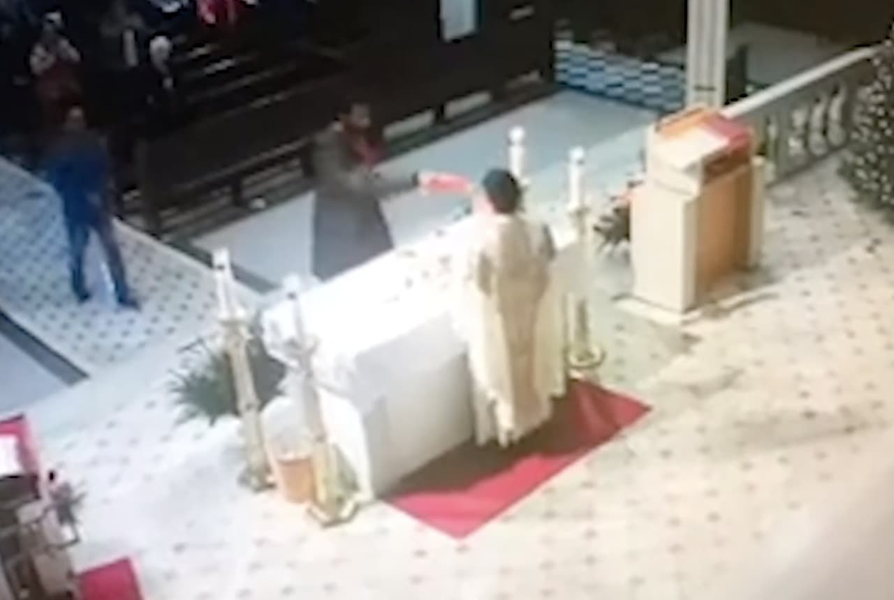 Hombre arroja refresco al cura y al altar durante misa en Brooklyn