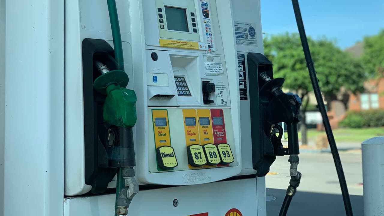 A medida que las reglas de distanciamiento social y de quedarse en casa siguen vigentes, el precio promedio de la gasolina se ha desplomado al nivel más barato desde febrero de 2016 en todo el estado.