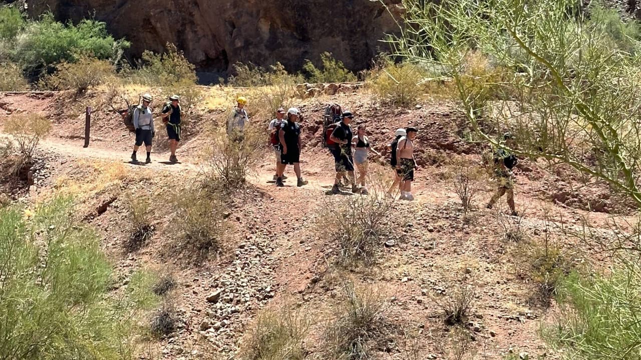 La joven se sobrecalentó mientras caminaba, por lo que llamó a emergencias. Bomberos localizaron a la víctima a la mitad de la montaña deshidratada.