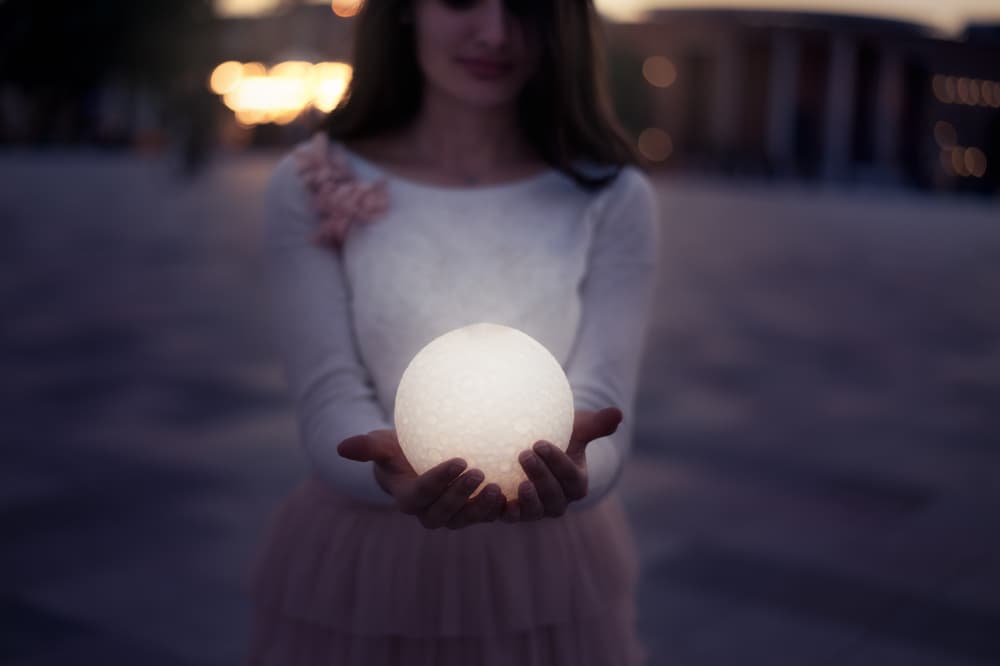 La Luna llena es todo un 'estuche de monerías, como seguramente te habrás imaginado o comprobado ya. Es cuando la Luna está a 'full' y por ende, también nuestras emociones, sentimientos, nuestro ego, nuestra sexualidad...