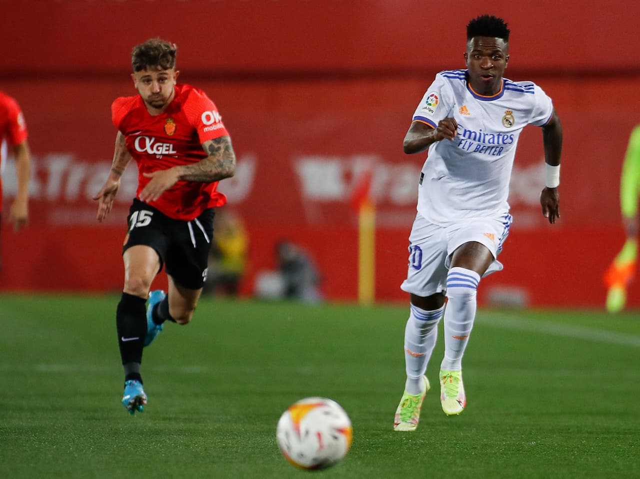 Gracias a un doblete de Karim Benzema y otro tanto del brasileño Vinícius, el Real Madrid venció al Mallorca y aumentó su ventaja en el liderato a 10 puntos sobre el Sevilla.