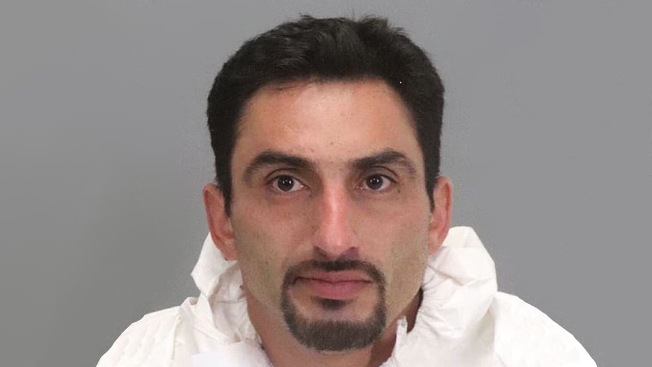 Autoridades arrestan a hombre en el plantel de escuela preparatoria tras haber robado un banco