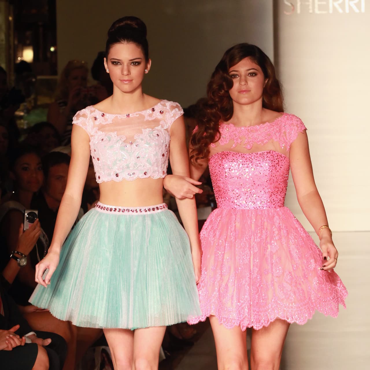 Con el transcurso del tiempo, la fama de Kylie continuó creciendo, de tal modo que comenzó a encabezar portadas de revistas como ‘Seventeen’. Además, se unió a las pasarelas de la mano de Kendall.