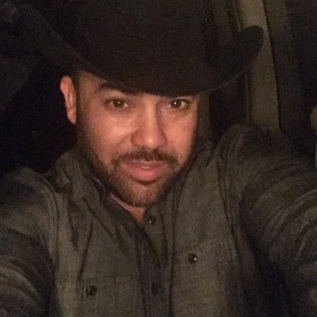 No hay nadie al que le quede mejor el sombrero que a Rogelio.