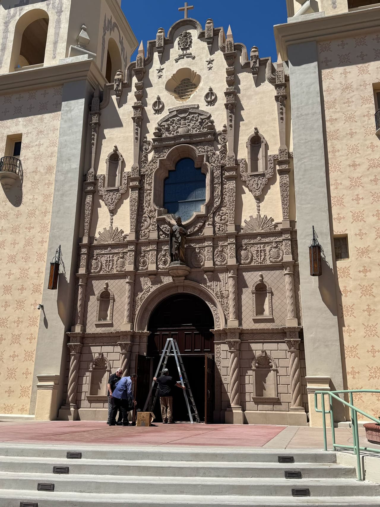 Mientras, también se escuchaban las campanas; en algunos sitios sonaron 88 veces, una por cada año de vida de Bergoglio. En otros, 100, por la vacancia en el Vaticano.